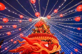 Красный дракон восседает на Манеже. Фото: пресс-служба Департамента торговли и услуг города Москвы