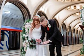 Три семьи скрепили свои отношения на «Маяковской». Фото: пресс-служба Управления ЗАГС Москвы