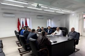 Итоги зимней уборки подвели на совещании в управе Тверского района. Фото: страница управы Тверского района в социальных сетях